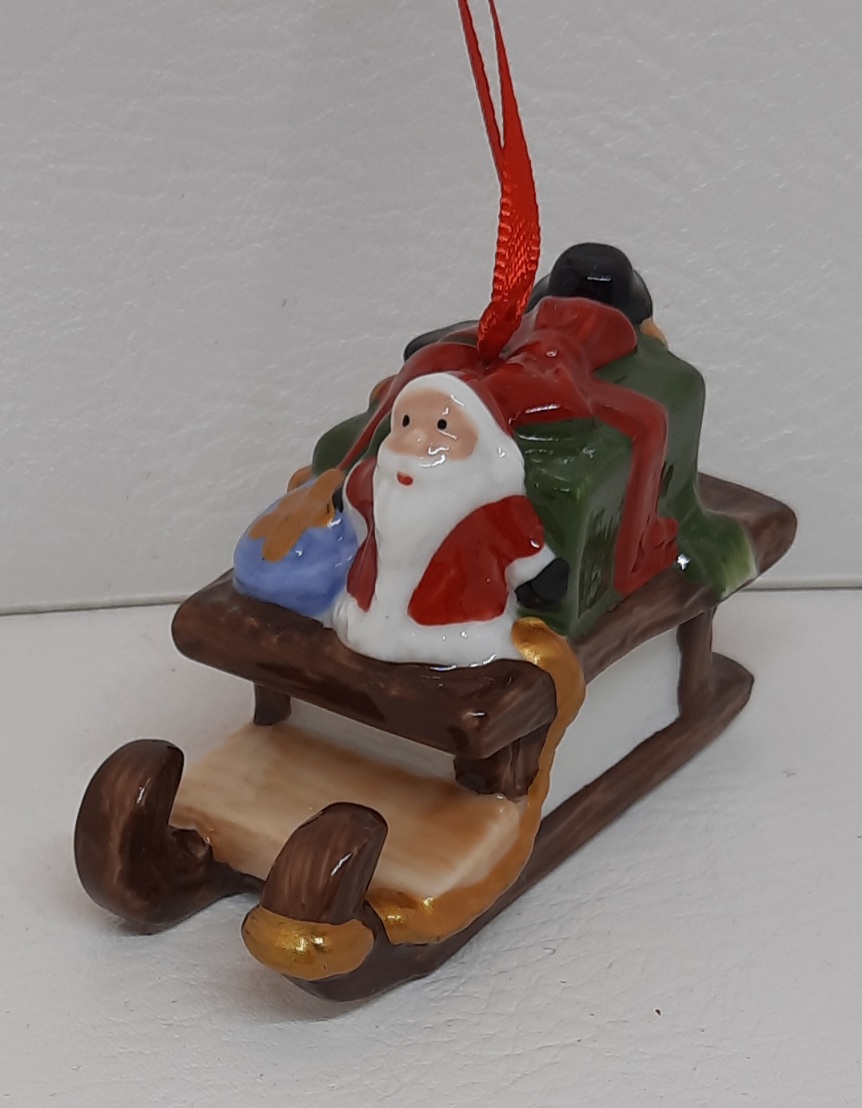 Ornamente Geschenke auf dem Schlitten Weihnachten Porzellan