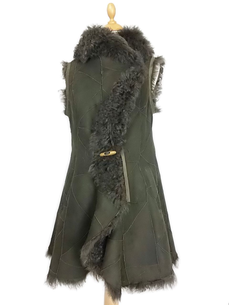 lange Weste aus Toscanalammfell mit Wasserfallkragen, Oliv 42