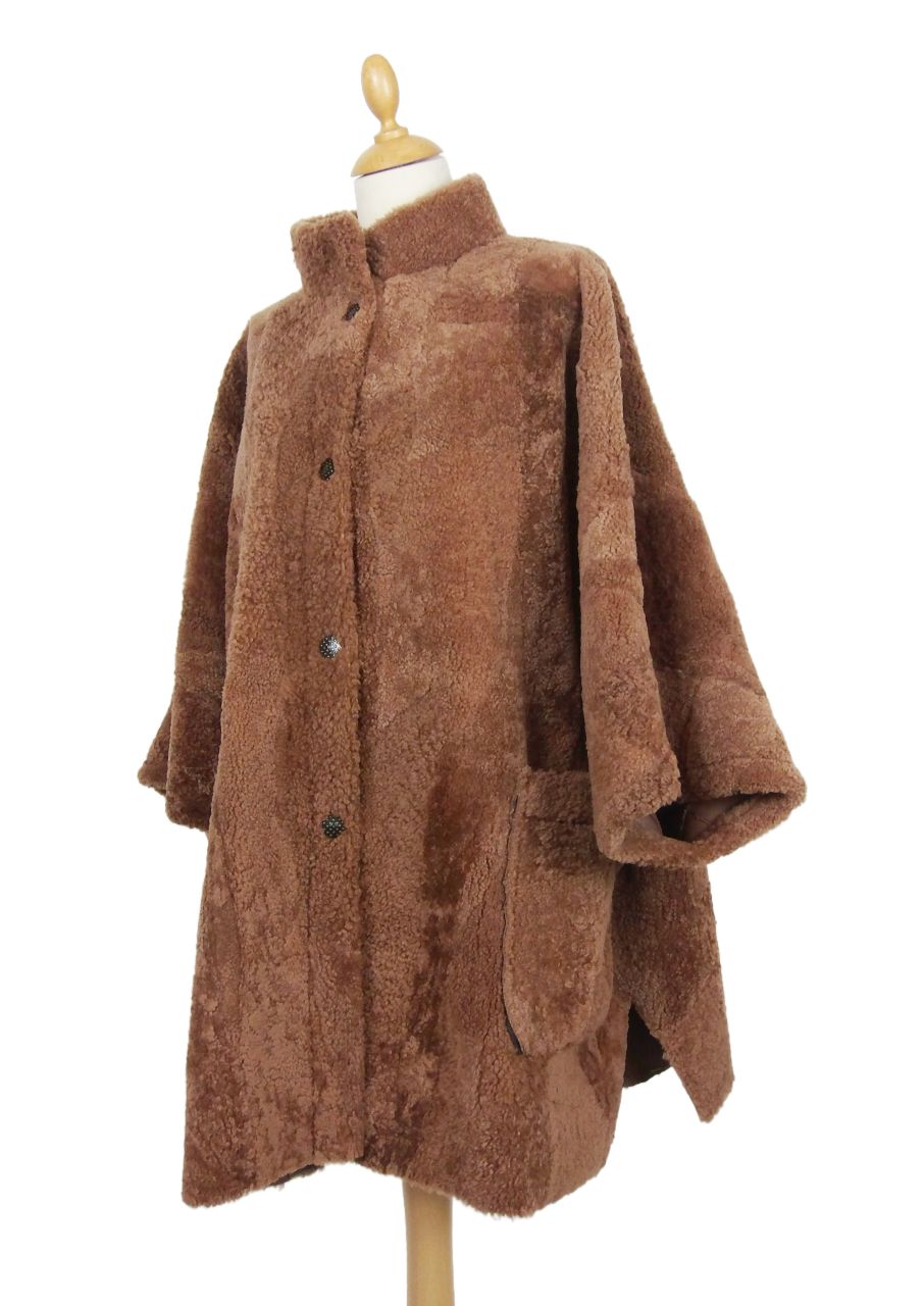 Oversized Cape / Poncho aus echtem Lammfell –Mokka, handgefertigt M