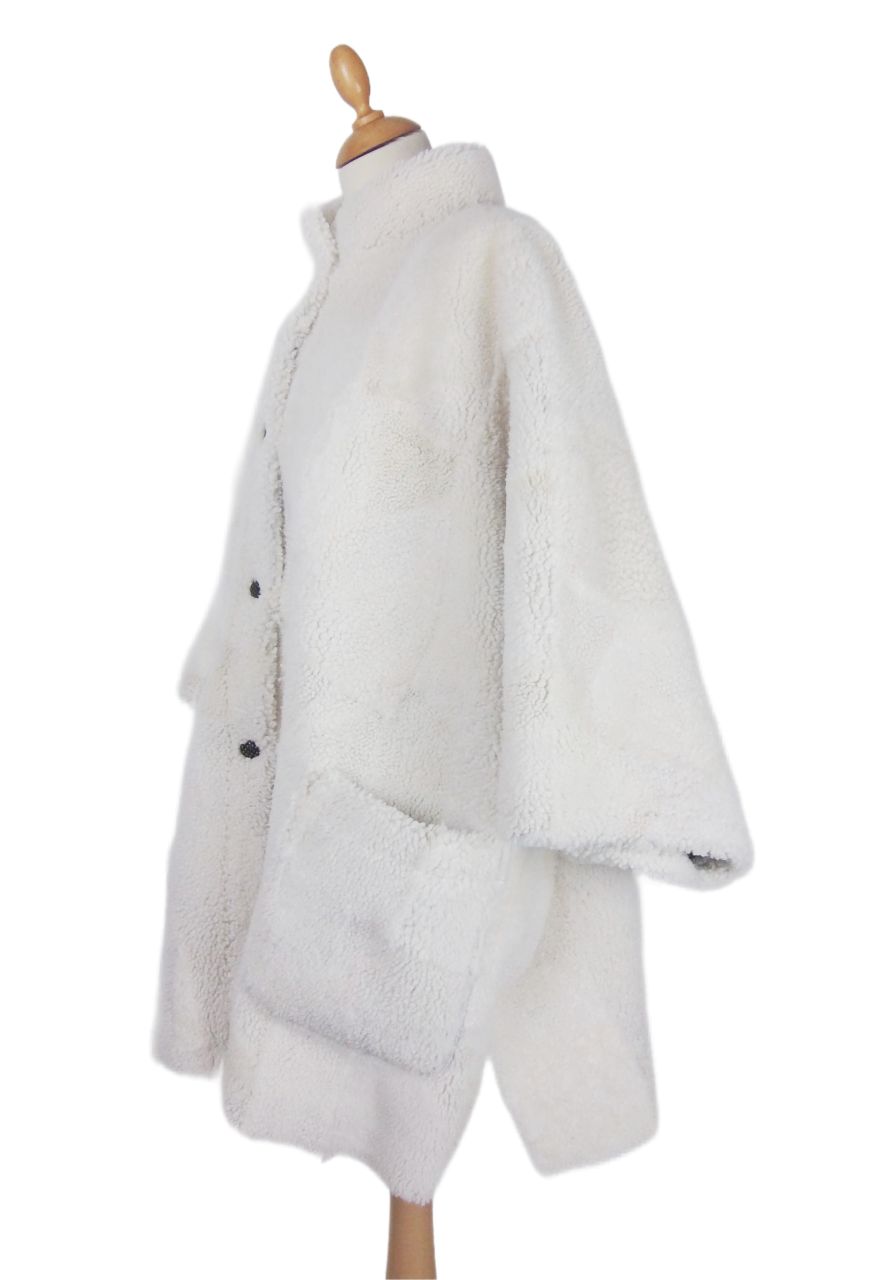 Oversized Cape / Poncho aus echtem Lammfell –Naturfarben, handgefertigt M