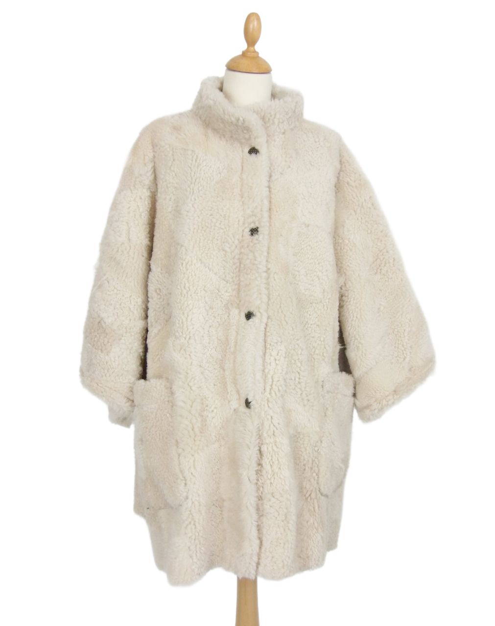 Oversized Cape / Poncho aus echtem Lammfell –Naturfarben, handgefertigt XL