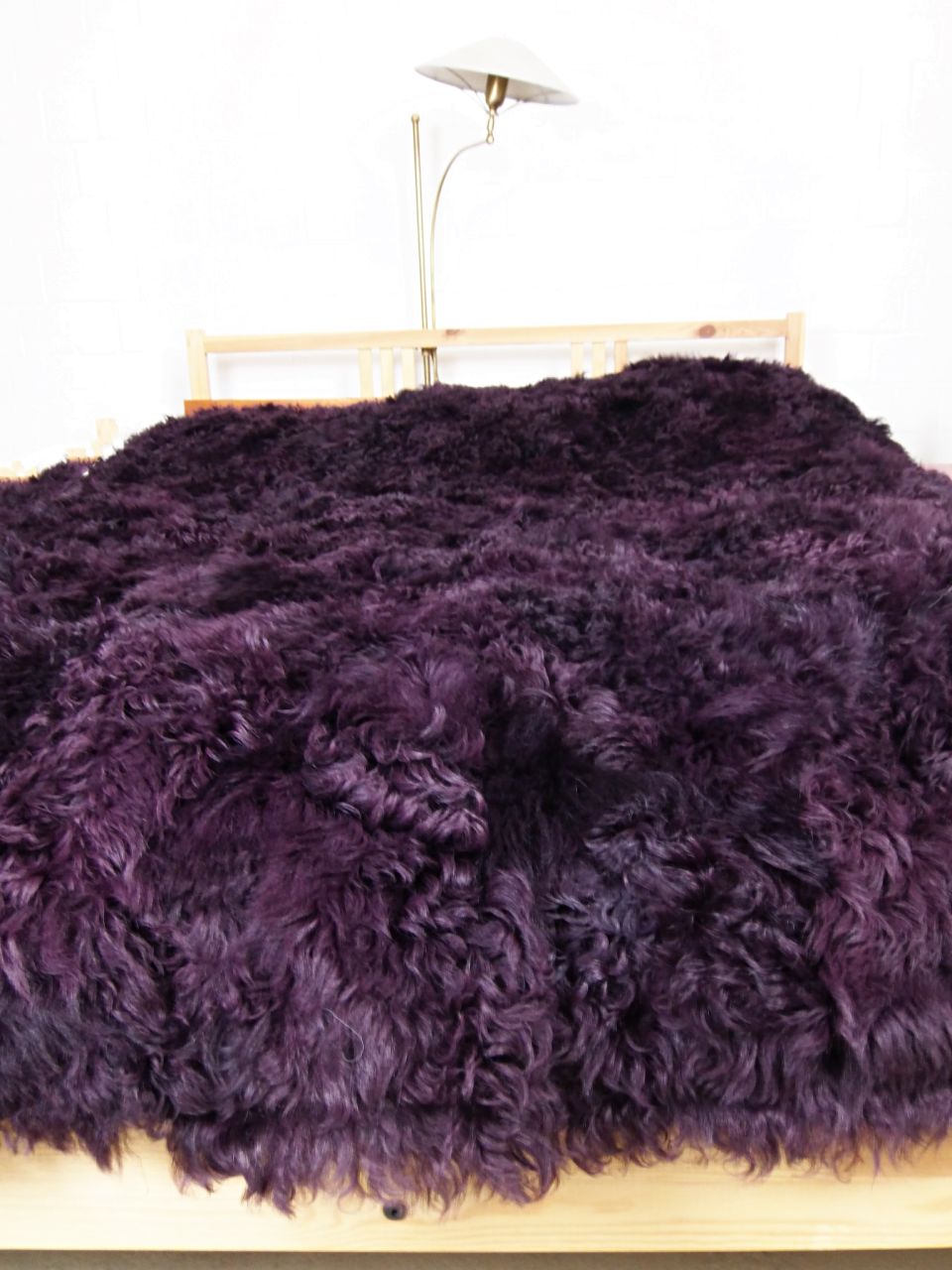 Wohndecke aus Merino Lammfell in Bordeaux 