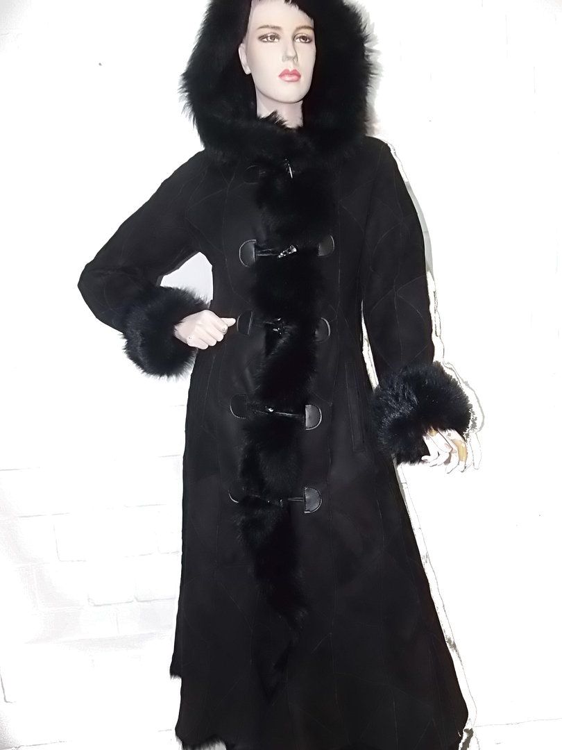 Mantel aus Toscanalammfell Knebelknöpfe 36