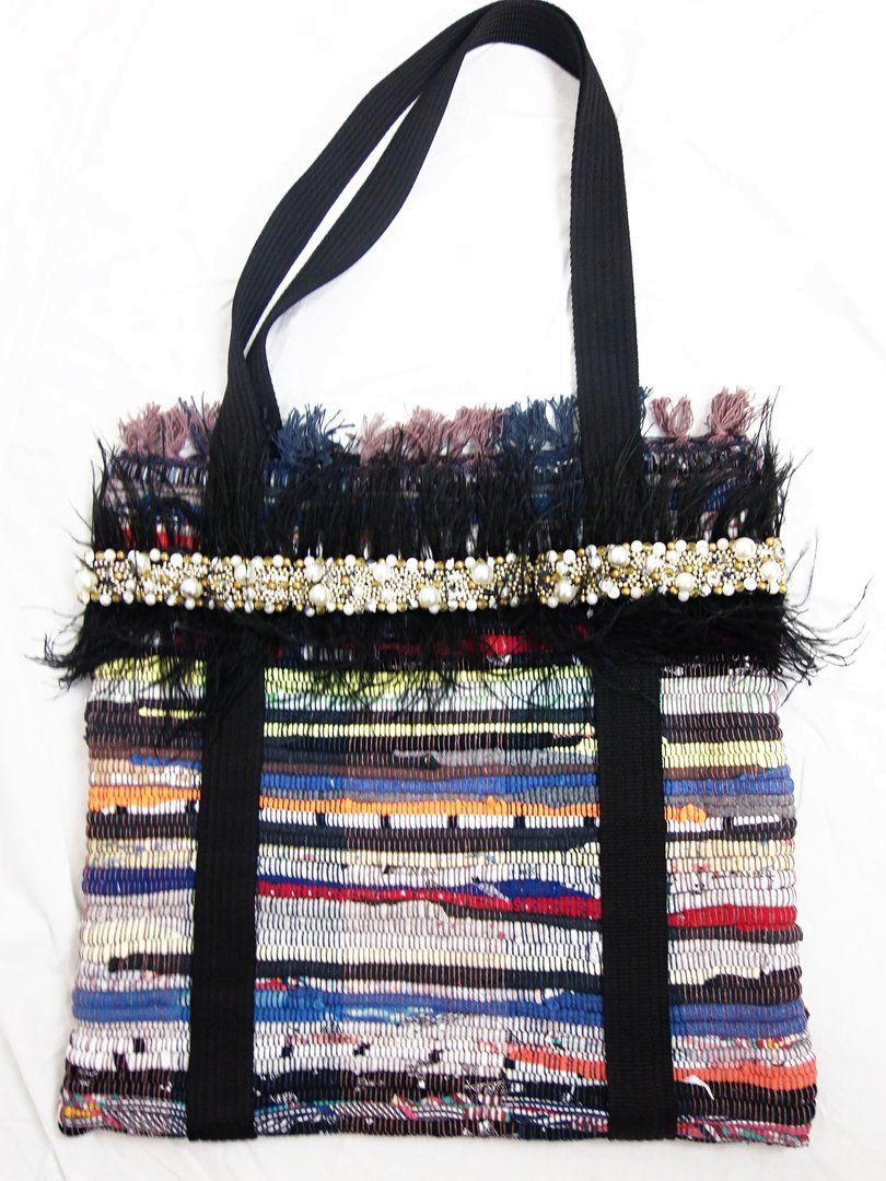 kunstvolle Umhängetasche mit Accessoires Gruen