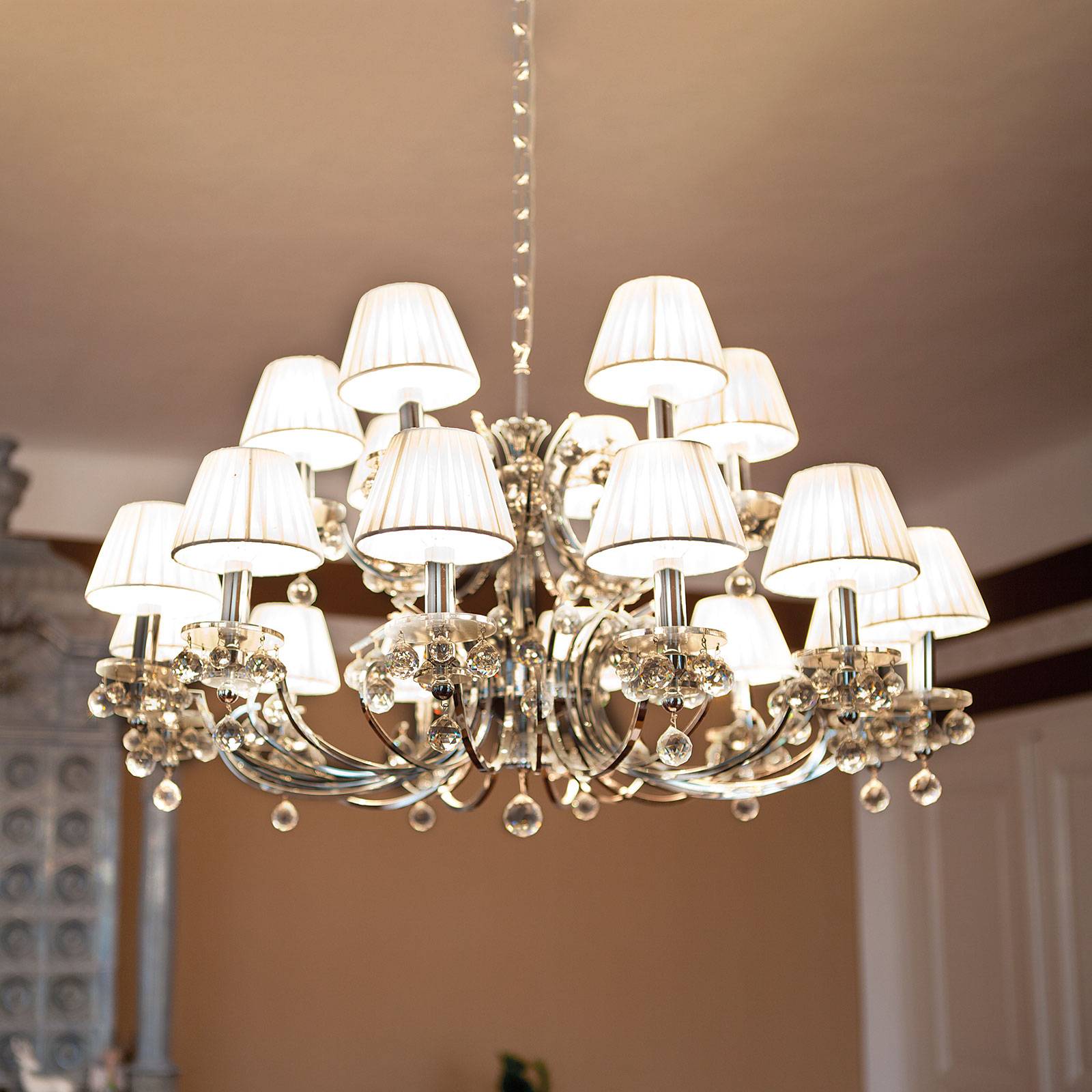 Achtzehnflammiger Kronleuchter Kristalldesign chrom