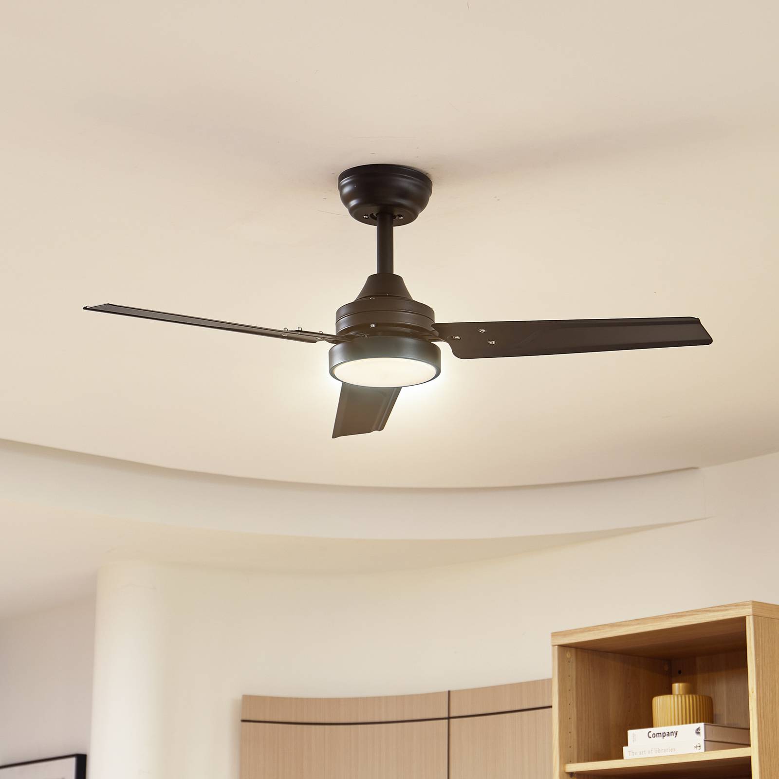 Lindby LED-Deckenventilator Aerallo, schwarz, CCT, leise
