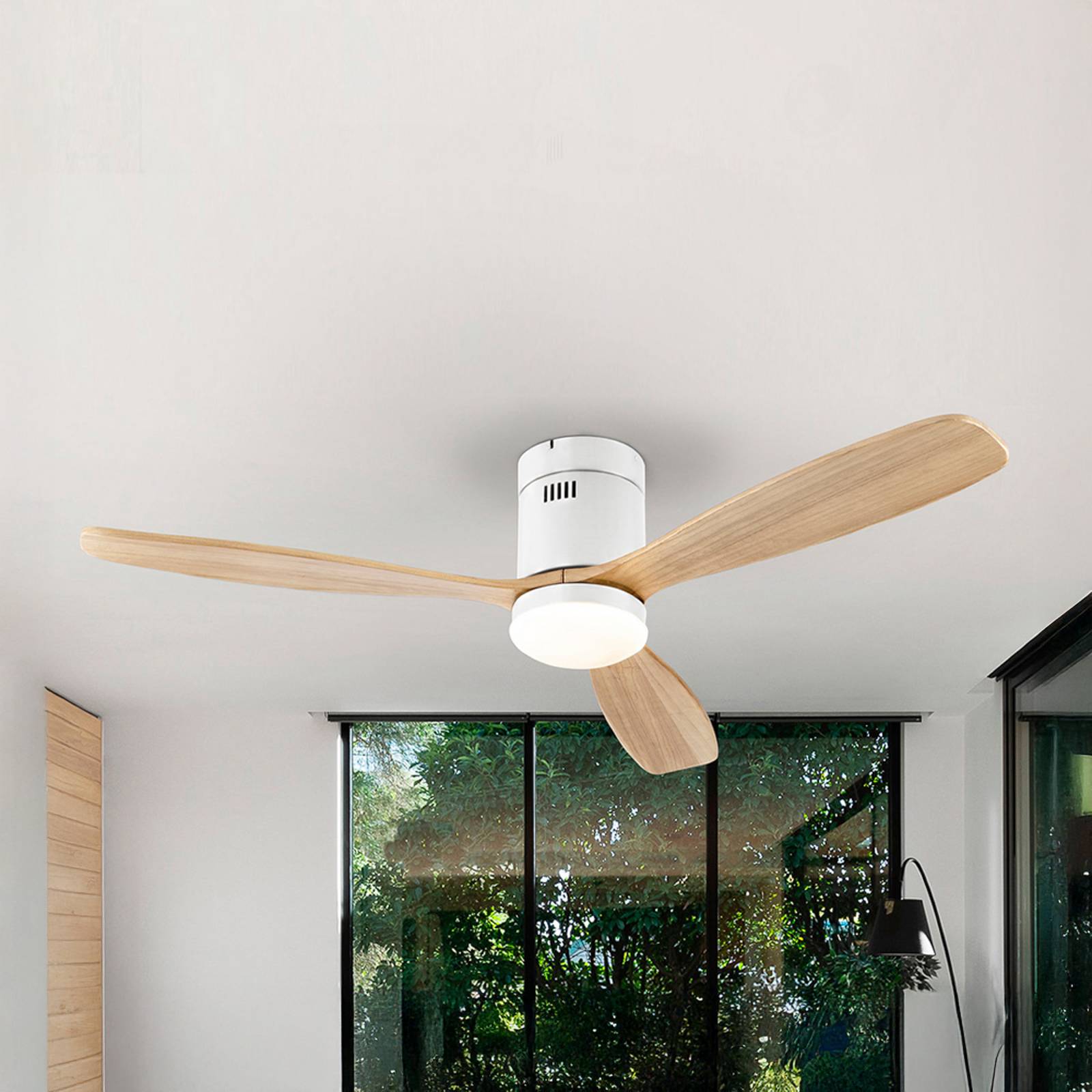 LED-Deckenventilator Siroco, weiß/holz hell Ø 132 cm, leise