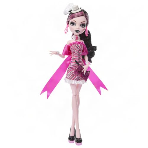Monster High Dawn of the Dance Draculaura Reproduktionspuppe | Boo-riginal Creeproduction Draculaura mit Partykleid und Zubehör wie Tasche, Fotos, Einladung, Puppenständer, JMG89