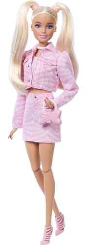 Barbie Deluxe Style-Puppe Nr. 9 in rosa Denim-Outfit, Blonde Haare, Jacke und Rock passend im Set, mit Zubehörteilen wie Einer Clutch mit Schleife und Perlenschmuck, JJN69