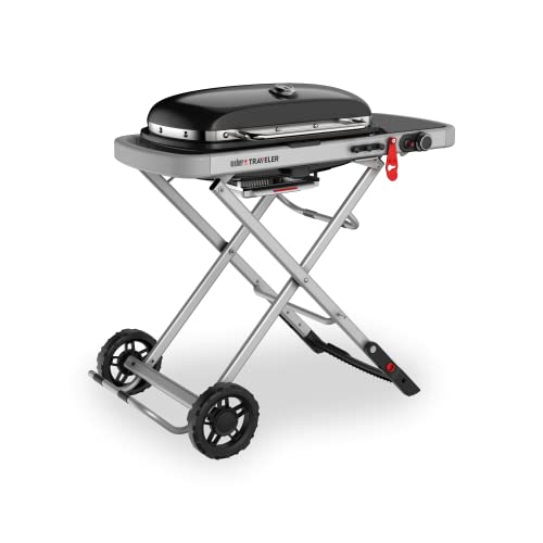 Weber Traveler Tragbarer Gasgrill mit klappbarem Untergestell und Rädern/Tragbarer Grill, Porzellanemaillierte Gusseisen-Grillroste, Deckelthermometer, 3,81 kW Brenner, 2065 cm² Grillfläche, Schwarz