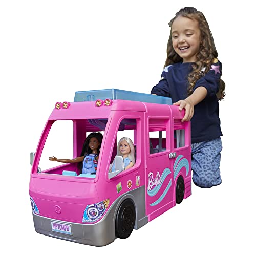 Barbie Super Abenteuer-Camper Fahrzeug, mit 7 Spielbereichen, inkl. Pool und Rutsche, 60 Camping-Zubehörteilen, Puppe, Geschenk, ab 3 Jahren geeignet, HCD46