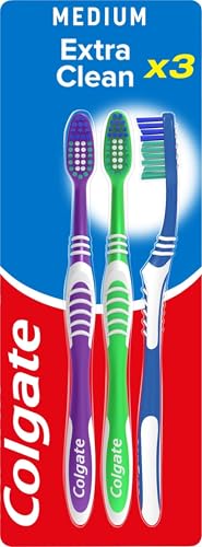 Colgate Zahnbürste Extra Clean, 3 Stück – Handzahnbürste mit mittelharten Borsten erreicht die Zahnzwischenräume sowie hinteren Zähne – Zahnreinigung mit integriertem Zungenreiniger