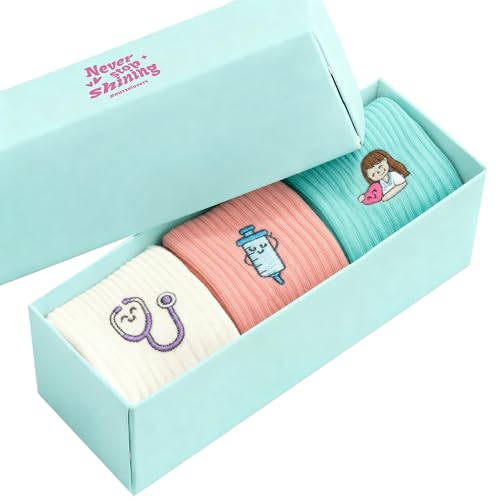Nurse is Love Set mit 3 Stk. Kurze Bunt Socken Krankenschwester – Lustige Damensocken für Medizin, TFA | Ideal für Deine Berufsschuhe – Clogs | Krankenschwester & Arzt Zubehör COLOURS
