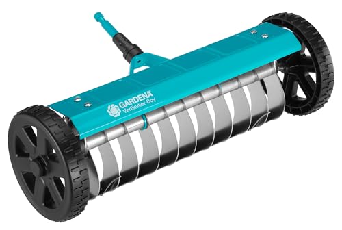 Gardena combisystem-Vertikutier-Boy: Hand-Vertikutierer zur Beseitigung von Moos, Unkraut und Rasenfilz, 32 cm Arbeitsbreite, mit robusten Rädern und Hubachse zum leichteren Arbeiten (3395-88)