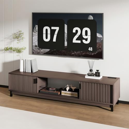 DSNAPE TV Lowboard für Fernseher bis zu 80 Zoll, Moderne TV Board mit Steckdose, USB-Anschluss, 178 cm TV Schrank für Wohnzimmer mit 2 Türen, Offenen Fächern, Braun