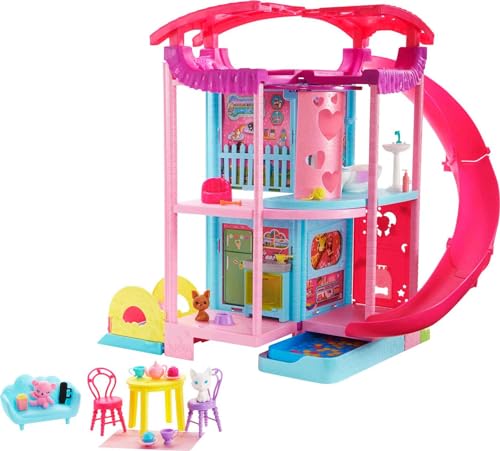 Barbie Chelsea Spielhaus - 3 Etagen mit Verwandlungsfunktion, geheime Spielbereiche, Aufzug, Pool, Rutsche, 2 Haustiere und mehr als 20 Zubehörteile, für Kinder ab 3 Jahren, HHX44