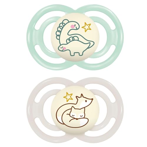 MAM Perfect Night Schnuller im 2er-Set, leuchtend im Dunkeln, zahnfreundlicher Baby Schnuller aus nachhaltigen & bio-erneuerbaren Materialien, mit Schnullerbox, 16+ Monate, Dino/Fuchs