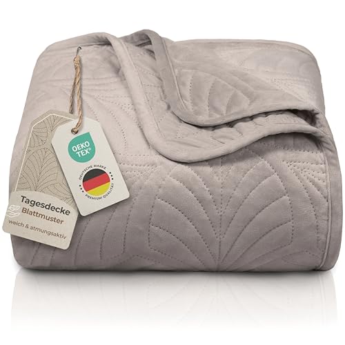 Gräfenstayn Premium Tagesdecke 200x220 cm – Bettüberwurf mit Nahtloser Steppung & Blatt-Design – Samt-Decke – weich, knitterfrei & pflegeleicht – Überwurf für Bett & Sofa (Taupe)