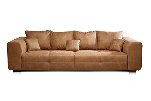 CAVADORE Big Sofa Mavericco / XXL Polstercouch im modernen Design in Lederoptik / Inklusive Rückenkissen und Zierkissen / 287 x 69 x 108 cm (BxHxT) / Mikrofaser Cognac