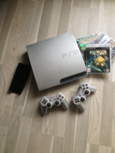 PlayStation 3 - Konsole Slim Silber 320GB mit 2 DualShock 3 Wireless Controllern