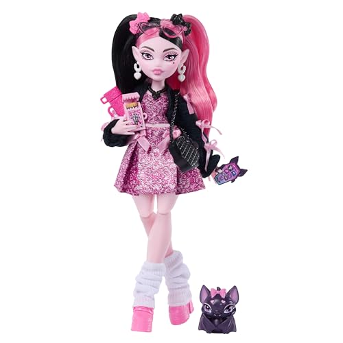 Monster High-Puppe, Draculaura mit rosa Kleid mit Schleifen und schwarzer Strickjacke, mit Fledermaus Count Fabulous und 7 Zubehörteilen wie Ramen, Lippenstift und Tasche, JHK29