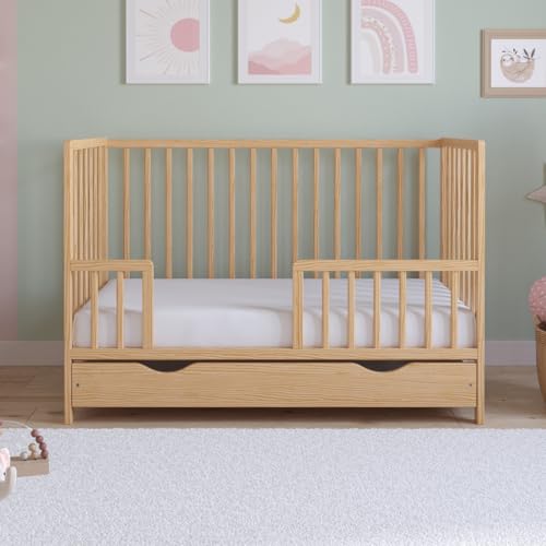 Love For Sleep Asher Babybett 120x60 cm mit gesteppter Mikrofaser-Schaummatratze – Umwandelbares Holz-Kinderbett zum Juniorbett mit großer Schublade und inkludiertem Rausfallschutz Naturkiefer