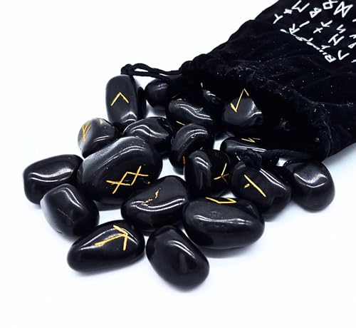 Runen Set aus Schwarzem Turmalin – 25 polierte Edelsteine (ca. 2 cm) mit goldener Gravur | Elder Futhark Wikinger-Runen inkl. Odins Rune & Samtbeutel – Esoterik, Wahrsagen, Orakel