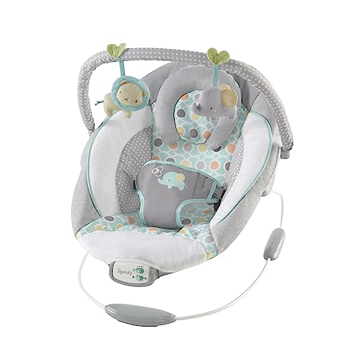 Ingenuity, Babywippe Babyschaukel Morrison mit beruhigenden Vibrationen & 8 Melodien, Spielbogen mit 2 Spielzeugen, Lautstärkeregler, gepolsterter Kopfstütze, 3-Punkte-Gurt, ab der Geburt bis 9kg