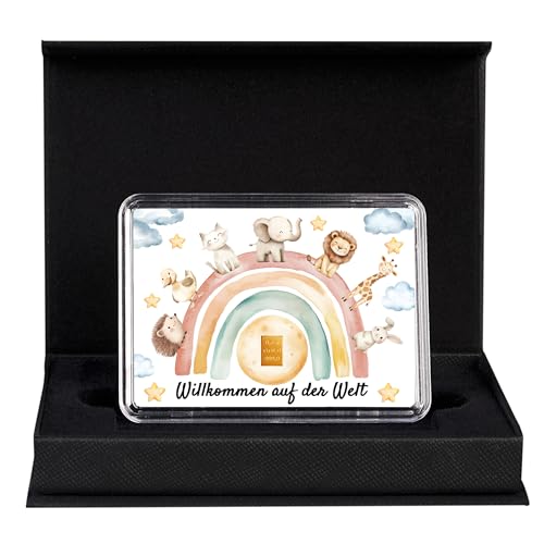 Goldstücke24 Gold Geschenk zur Geburt Baby – Goldbarren oder Krügerrand Goldmünze – Motivbox „Willkommen auf der Welt“ in Geschenkbox mit Schleife & Grußkarte (0,5g Goldbarren)