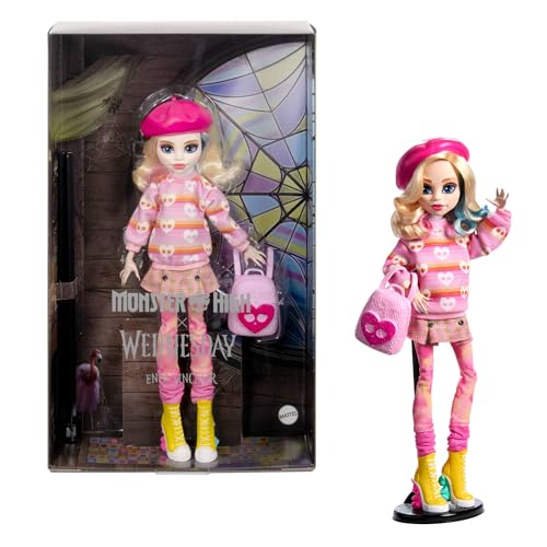 Monster High Wednesday Puppe und Accessoires, Enid Sinclair Sammelfigur in pink mit Baskenmütze und Rucksack, Puppenständer, HXJ05
