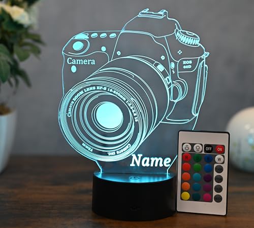 Optechvisual Personalisierte Kamera LED Lampe – Geschenk für Fotografen & Fotografie-Begeisterte – 3D Kamera Deko mit Gravur – LED Nachtlicht mit Namen – Detailreiche Acrylglas Gravur