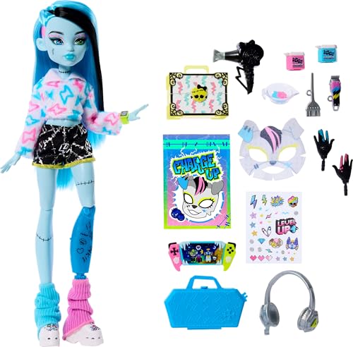 Monster High Self-Scare Secrets Frankie Stein-Puppe und Zubehör, Set mit 13 realistischen Überraschungen wie Haarfärbe-Set und Spielekonsole, JMG73