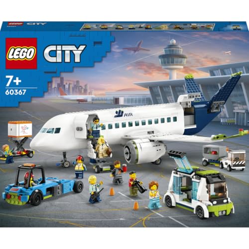 LEGO City Passagierflugzeug 60367 | Spielzeug ab 7 Jahren für Jungen, Gepäckwagen und 9 Minifiguren, Flugzeug-Modell mit Fahrzeugen, Geschenk, 913 Teile
