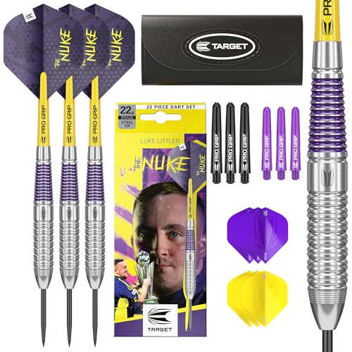 Target Darts Luke Littler Brass Steel Tip Darts Set – 22G Steel Tip Dart, Das Nuke Player Edition Dart-Set, inklusive Dartflügel, Schäfte und Dartkoffer | Professionelles Dartzubehör
