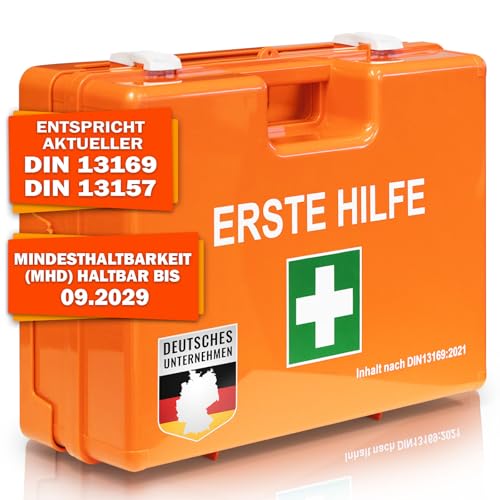 KARAT Kleine Erste Hilfe Kasten für Betriebe DIN 13157:2021 gefüllt inkl. Wandhalterung | 1 Hilfe Verbandskasten Set für Werkstatt, Büros & Gastro, Notfallbox bis 50 Mitarbeiter (28x20x11,5 cm)