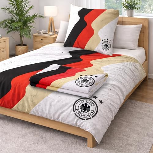 DFB Offizielle Bettwäsche, Set 3-teilig mit Handtuch - 100% Baumwolle - 135x200 80x80 cm - Fußball Bettwäsche des Deutschen Fußball Bundes mit Streifen und Logo im Retro-Stil