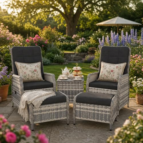 Gotland Rattan Gartenmöbel Set – Lounge Möbel für Außen: Verstellbares 2-Sitzer Terrassenmöbel Set mit 118° Rückenlehne & Fußhocker, hochwertige Polster und Glastisch – wetterfeste Gartengarnitur
