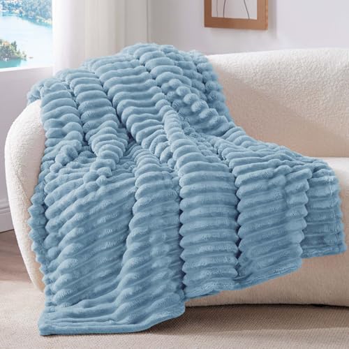 BEDELITE Kuscheldecke Flauschig Decke Klein - weiche Flanell Decken Blau 125x150 für Sofa, Deko Streifen Cord Fleecedecke Hellblau als Sofaüberwurf für Wohnzimmer, Throw Blanket Wide Use