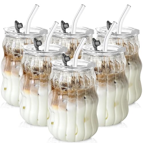 KEMORELA Gerippte Trinkgläser 4er Set mit Glasstrohhalmen & Deckeln, 530ml - Vintage Glasbecher aus Borosilikatglas für Eiskaffee, Matcha, Cocktails, Longdrinks
