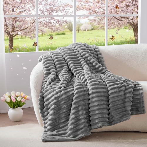 BEDELITE Kuscheldecke Flauschig Decke Klein - weiche Flanell Decken Grau 125x150 für Sofa, Deko Streifen Cord Fleecedecke als Sofaüberwurf für Wohnzimmer, Throw Blanket Wide Use