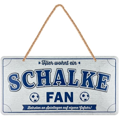 LANOLU retro Blechschild, hier wohnt ein Schalke Fan, lustiges Kordelschild zum Aufhängen, Geschenk für Fußballfan, Vatertag Deko für Männer, 16x32 cm