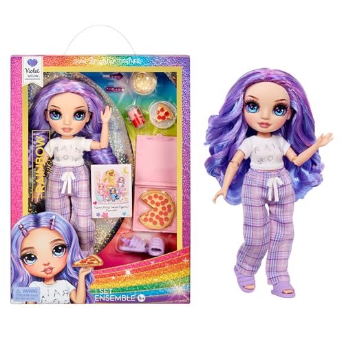 Rainbow High Junior High PJ Party - Violet (Lila) - 22 cm Puppe mit weichem Einteiler, Hausschuhen und Spielzubehör - Kinderspielzeug - Ideal für 4-12 Jahre