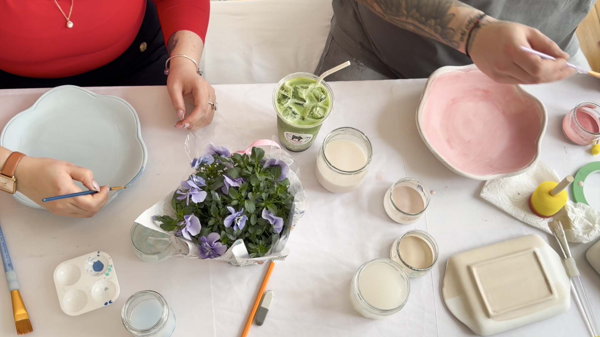 Keramik bemalen mit Matcha und Cocktails München