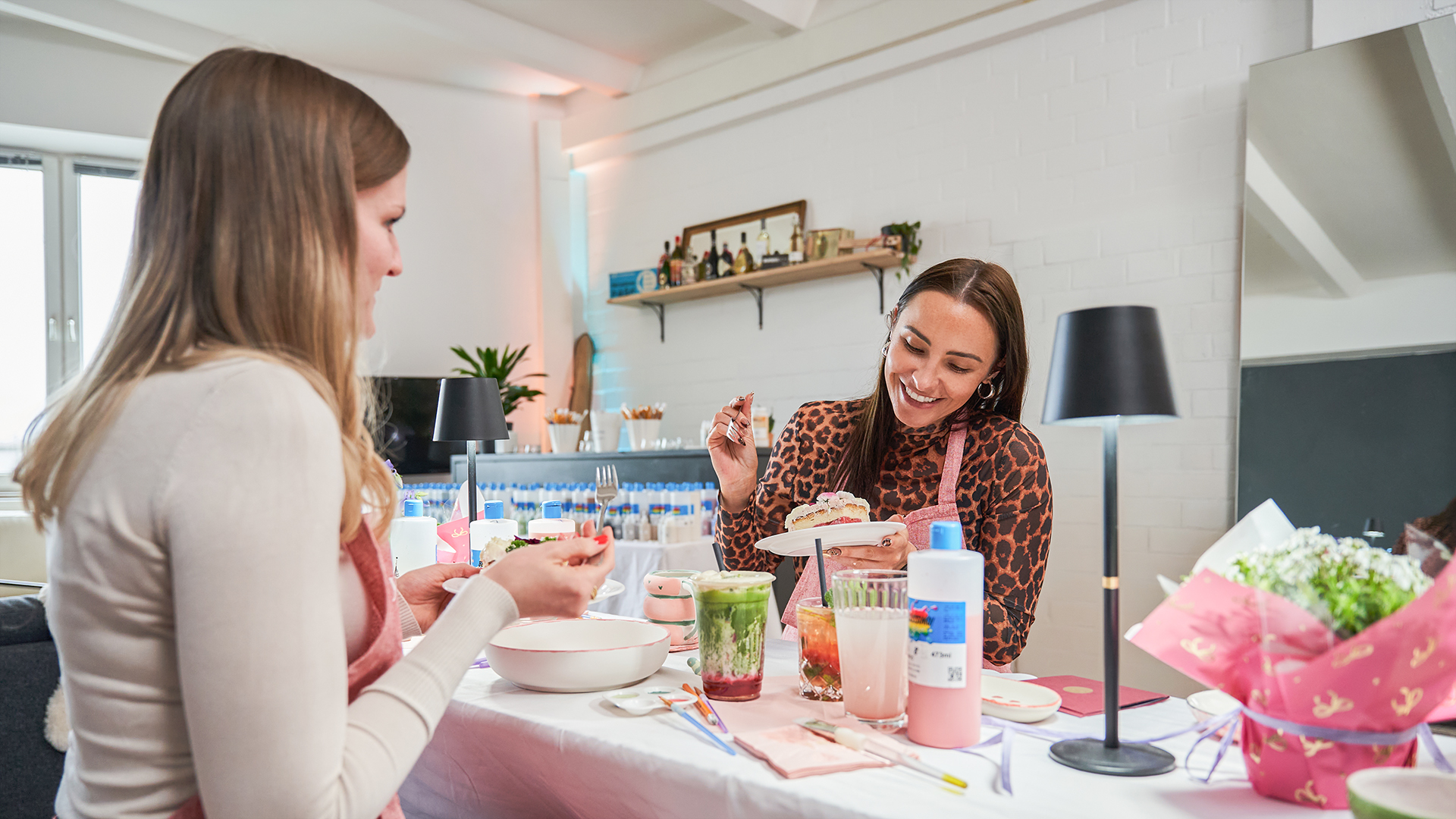 Keramik bemalen mit Matcha und Cocktails München