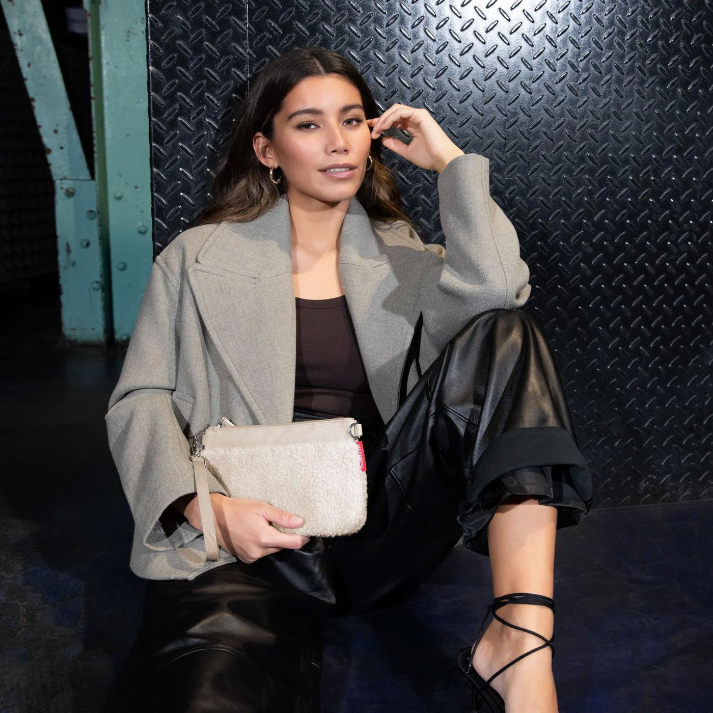 reisenthel mini pouch teddy sand mini bag beige Plüsch 26x15x1 cm - Portemonee