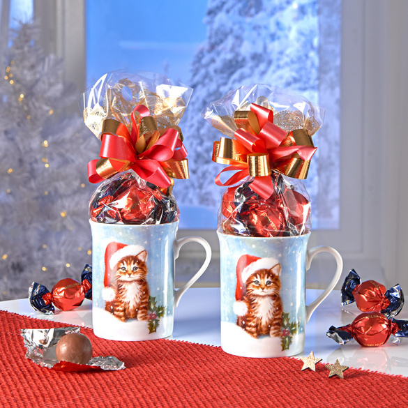 Kaffeetasse 'Weihnachtskätzchen Minka' mit Pralinen