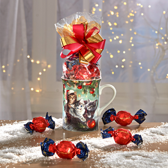 Kaffeetasse 'Weihnachtskätzchen im Korb' mit Pralinen