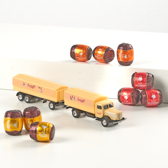 Nostalgie-Truck mit Alkohol-Fässern