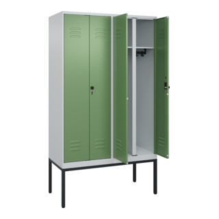 C+P Schwarz-Weiß-Spind Classic PLUS, Gestell, 4 Abteile, 2120x1200x500mm, 7035/6 Front RAL 6011 Resedagrün Verschluss Sicherheits-Drehriegel