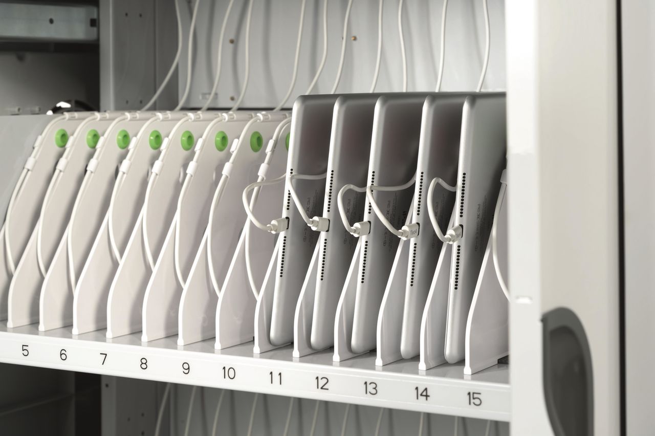 PARAT PARAPROJECT Trolley i32 - Wagen (synchronisieren und laden) für 32 Tablets / 1 Notebook - verriegelbar - Grau, weiß - Bildschirmgröße: up to 33,8 cm (tablet) / up to 43,2 cm (notebook) (up to 13.3 (tablet) / up to 48,30cm (19) (notebook)) - Ausgang: